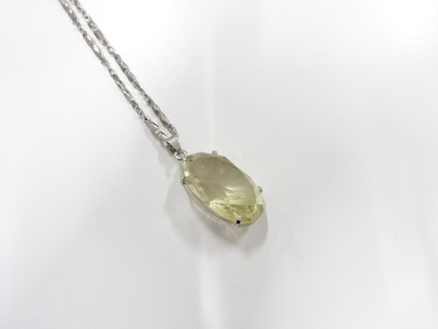 クォーツ　ネックレス